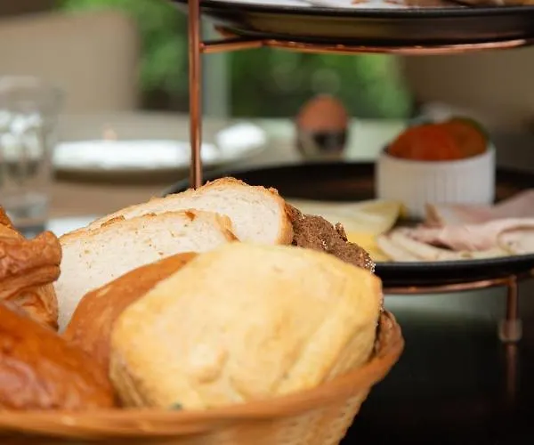 50|50 Belmont ホテル